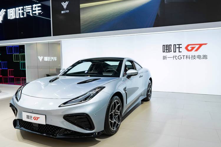 成都341哪吒汽车在智能汽车领域的表现，领途汽车在新能源汽车市场中的影响力